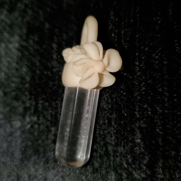 Glow in the dark crystal floral pendant - Picture 5 of 6